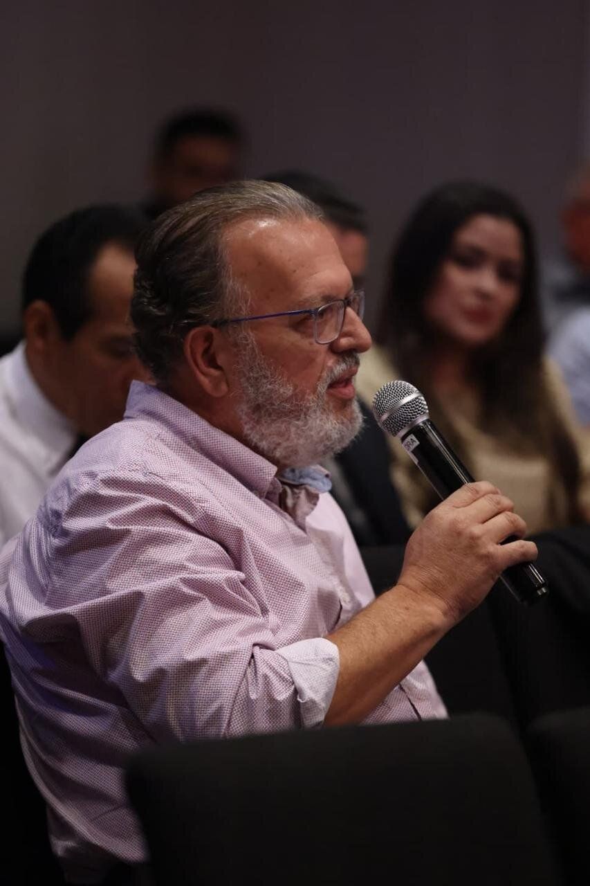 Jefferson Ricardo de Bem falando ao microfone durante um evento